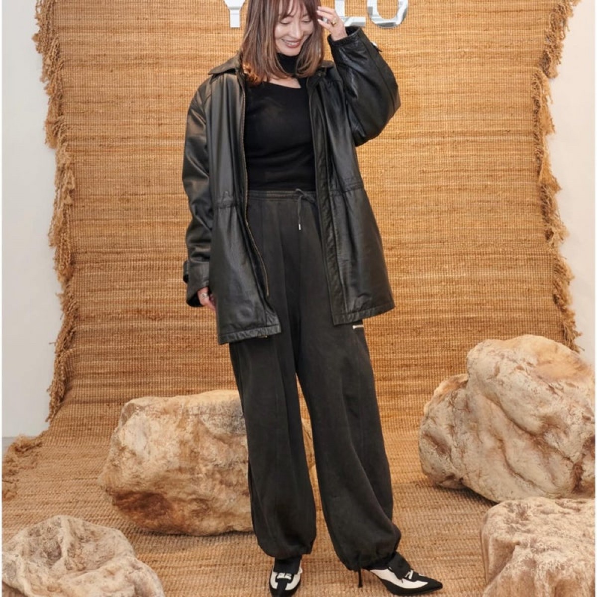 新山千春、美しいデコルテや二の腕、お腹もチラリ！　春先取りコーデにファン悶絶「マジで可愛い」「全てが最高」