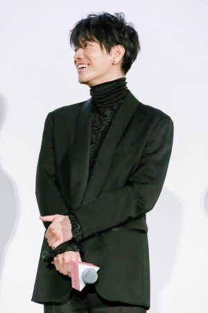 佐藤健、映画『四月になれば彼女は』初日舞台挨拶に登場