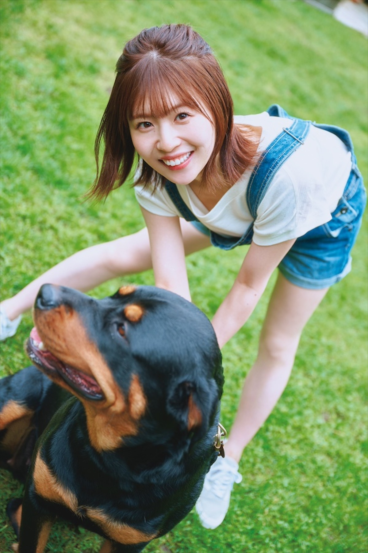 日向坂46・松田好花、ミニのサロペット姿がキュート！　ワンちゃんと戯れる写真集先行カット到着　