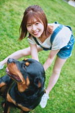 日向坂46・松田好花、ミニのサロペット姿がキュート！　ワンちゃんと戯れる写真集先行カット到着