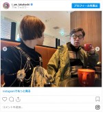 カフェでコーヒーを楽しむ（左から）高橋愛、あべこうじ ※「高橋愛」インスタグラム