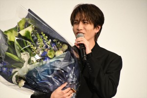 志尊淳、映画『52ヘルツのクジラたち』初日舞台挨拶に登場