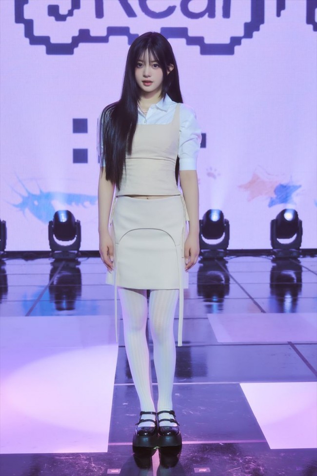 写真）“HYBEの末娘”ILLITがデビュー！ 初ステージで見せたプロの表情