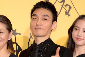 草なぎ剛、映画『碁盤斬り』完成披露舞台挨拶に登場
