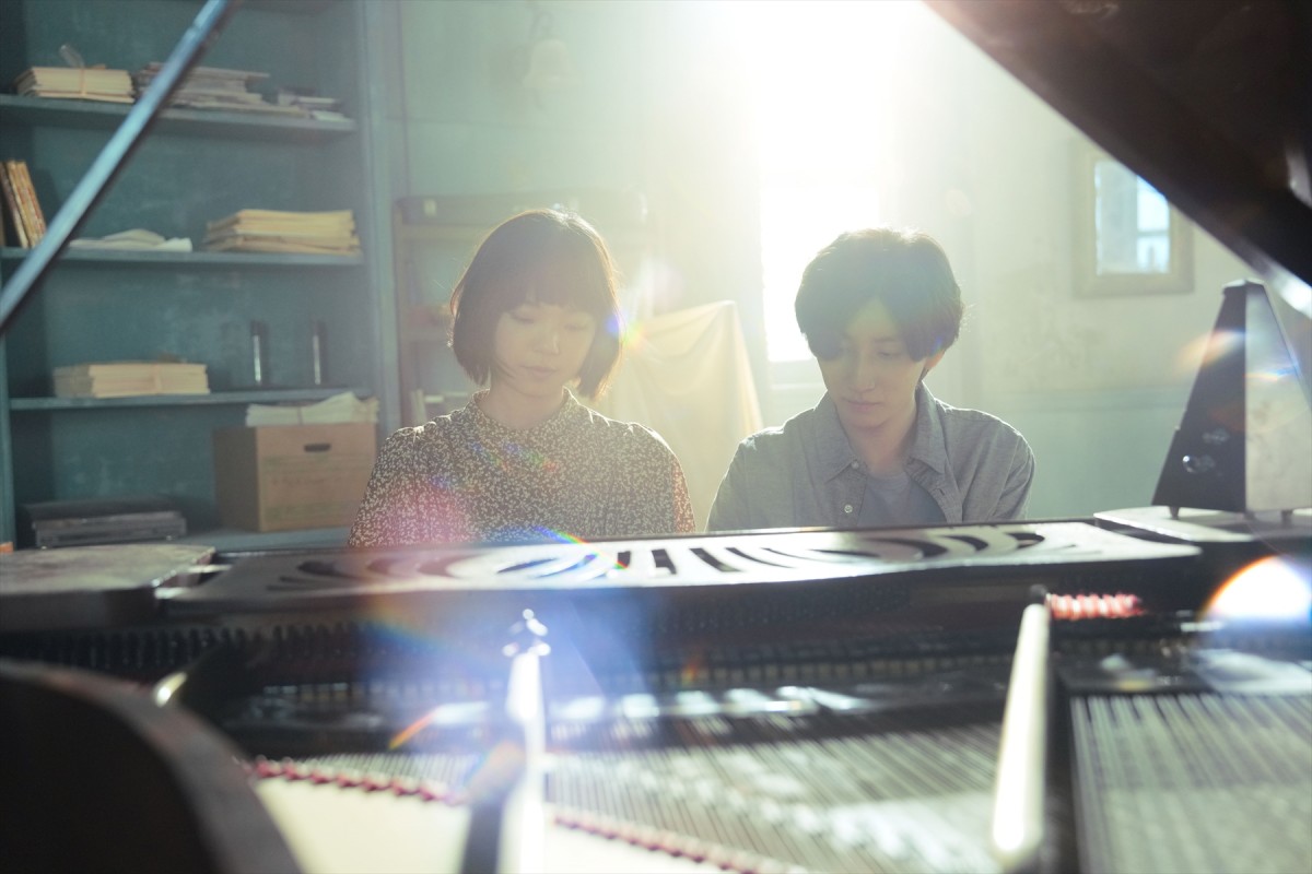 京本大我主演『言えない秘密』、古川琴音との美しいピアノ連弾シーンなど新場面写真到着