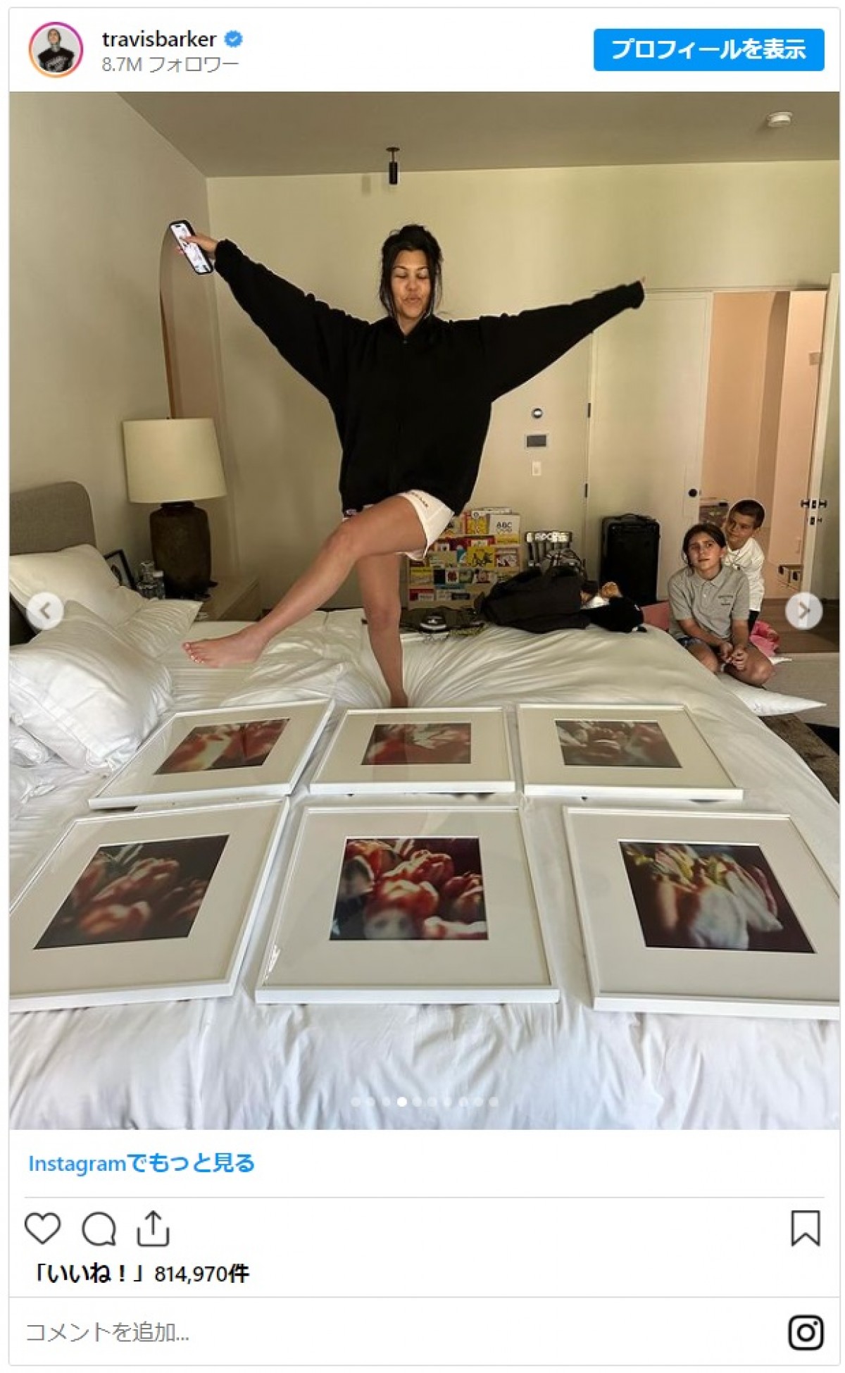 トラヴィス・バーカー、妻コートニー・カーダシアンの誕生日をトイレショットでお祝い！