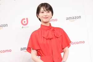 浜辺美波、「ドコモとAmazonの新たな協業」に関する記者発表会に登場