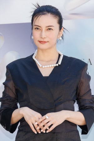 柴咲コウ、TASAKI 70周年アニバーサリー エキシビション「FLOATING SHELL」フォトコールに登場