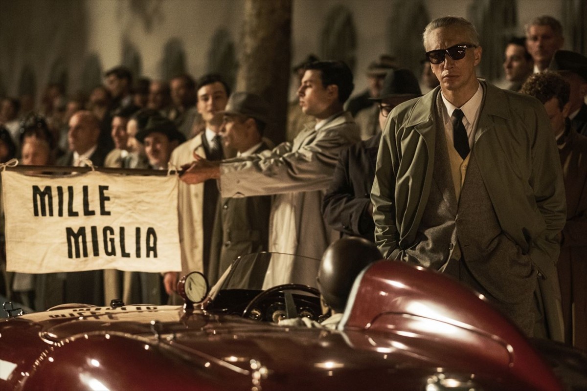 アダム・ドライバーがエンツォ・フェラーリを完全再現！　マイケル・マン監督最新作『フェラーリ』場面写真＆キャラビジュ解禁