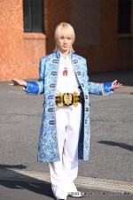 『仮面ライダーガッチャード』第33話に出演する仮面ライダーレジェンド／鳳桜・カグヤ・クォーツ（永田聖一朗）