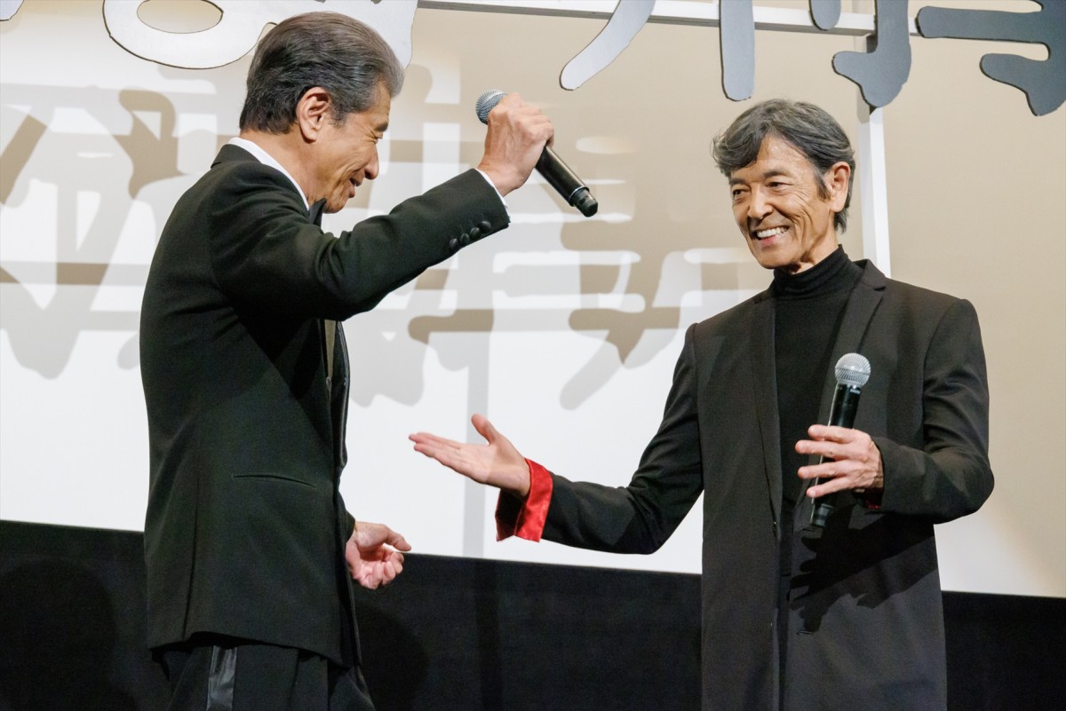 舘ひろし＆柴田恭兵、2人の関係は「もう夫婦でした」壇上でのハグに大歓声