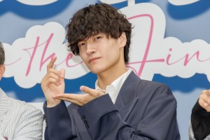 Aぇ！ group・佐野晶哉、映画『明日を綴る写真館』完成披露舞台あいさつに登場