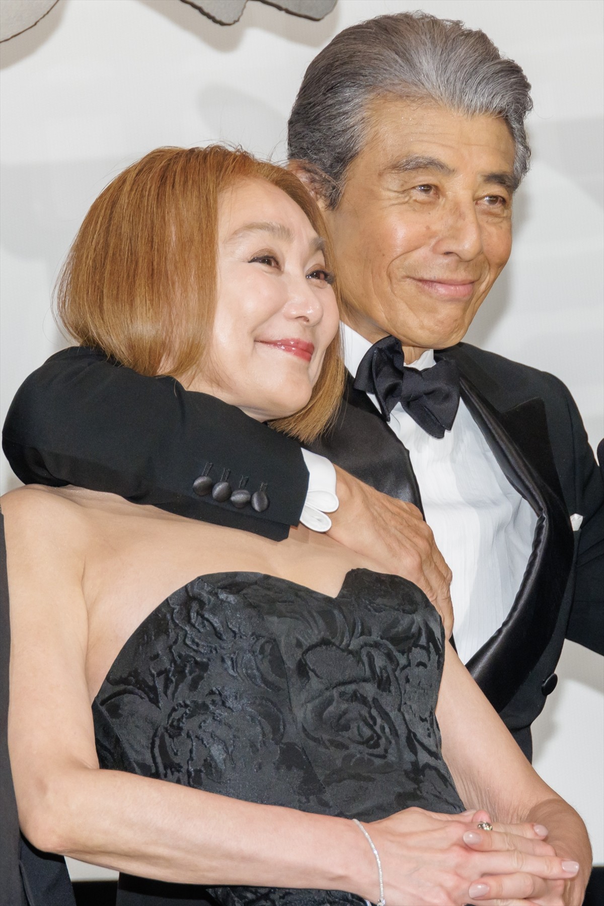 舘ひろし＆柴田恭兵、2人の関係は「もう夫婦でした」壇上でのハグに大歓声