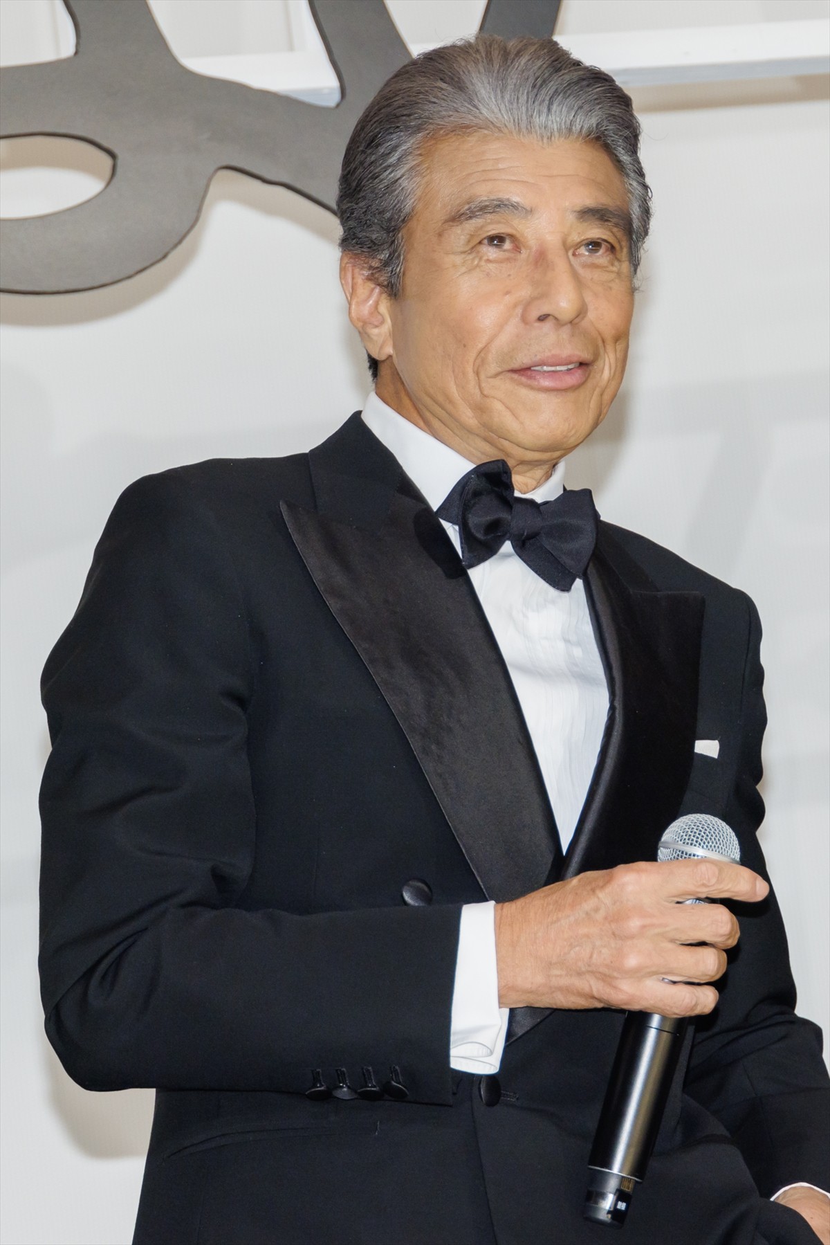 舘ひろし＆柴田恭兵、2人の関係は「もう夫婦でした」壇上でのハグに大歓声