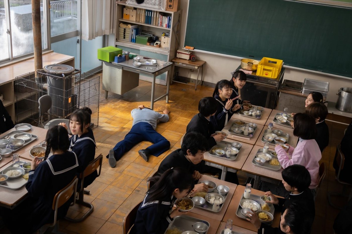 映画『おいしい給食 Road to イカメシ』、個性あふれる生徒たちの場面写真＆“甘利田”市原隼人らの表情豊かな新映像2種到着