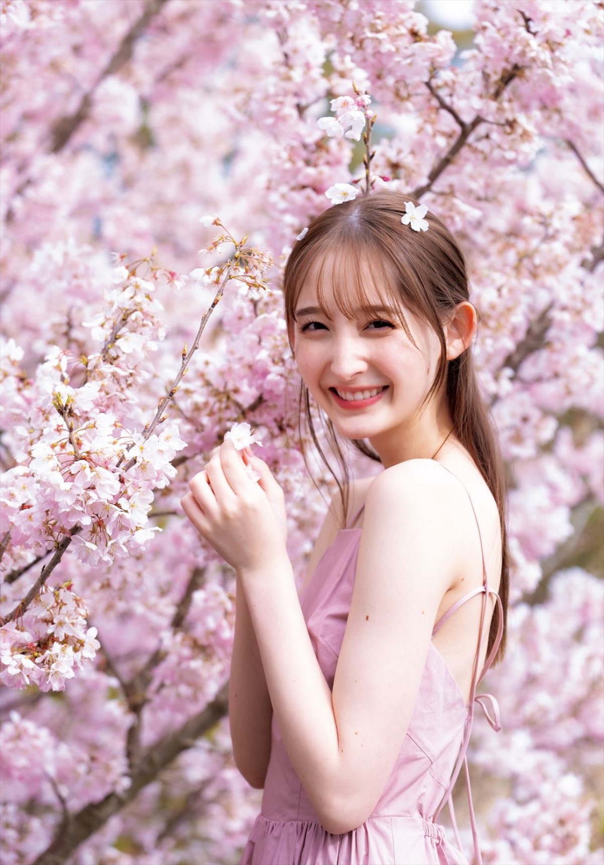 櫻坂46・小島凪紗、ノースリーブシャツで爽やかなグラビア披露