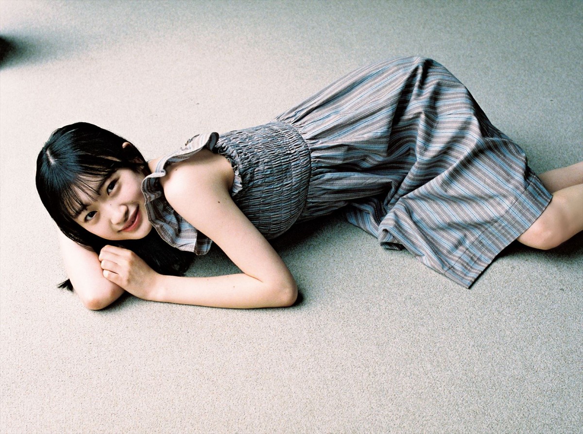 櫻坂46・小島凪紗、ノースリーブシャツで爽やかなグラビア披露