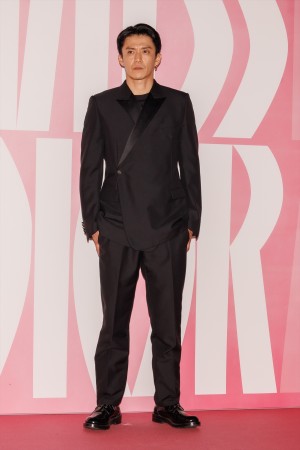 小栗旬、「ミスディオール展覧会　ある女性の物語」に登場