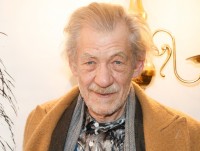 イアン・マッケラン、舞台から転落し病院へ