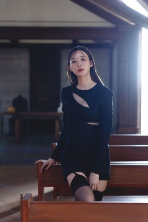 【写真】山崎あみの1st写真集より「美脚すぎる！」先行カット