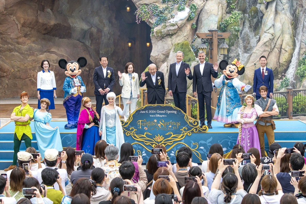 TDS「ファンタジースプリングス」開業セレモニー開催！　ミッキーやボブ・アイガーらが登壇