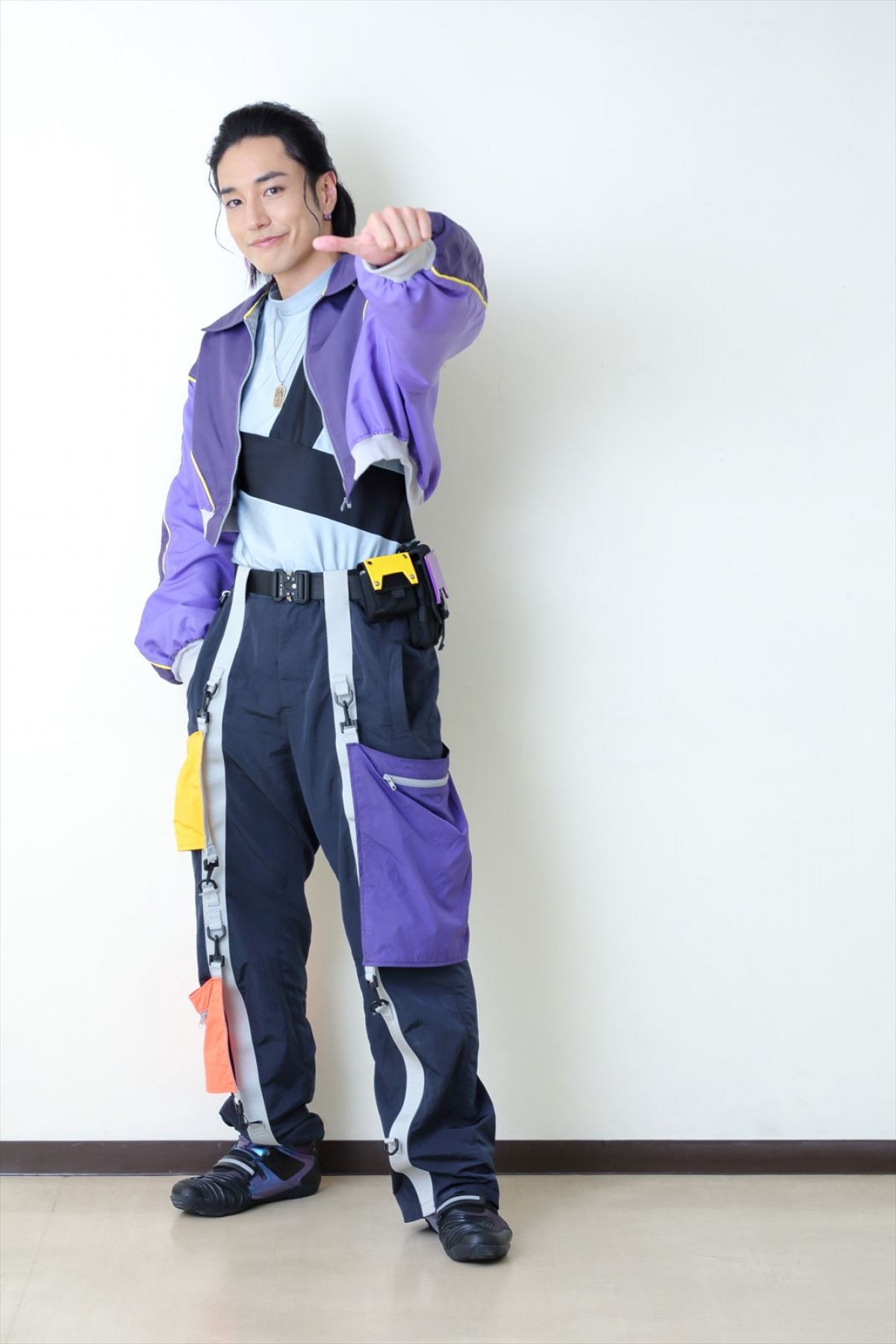宮澤佑、10年間積み重ねたスーパー戦隊への思い　『爆上戦隊ブンブンジャー』ブンバイオレット抜てきで「ついにヒーローになったんだ！」