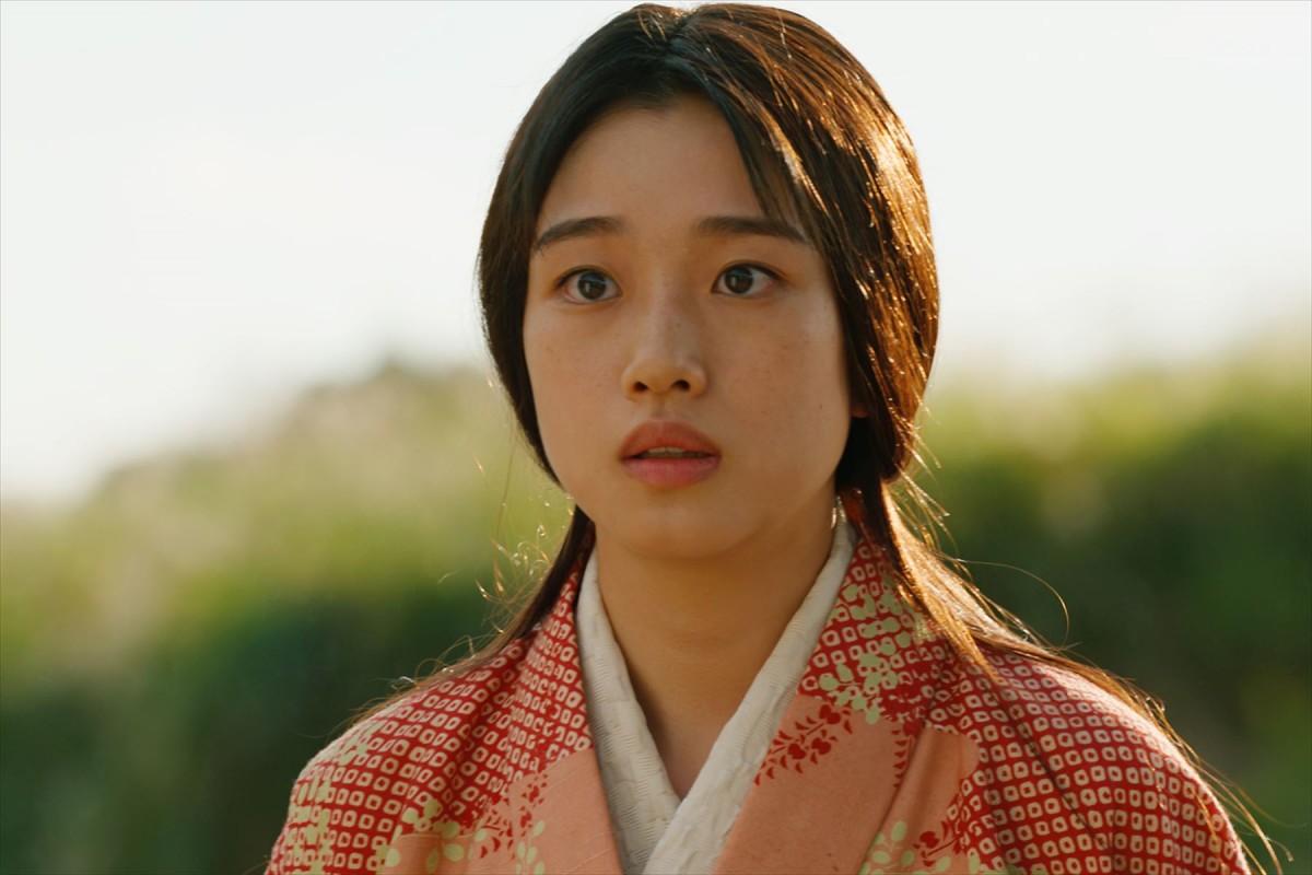 映画『八犬伝』に出演する河合優実(浜路役)