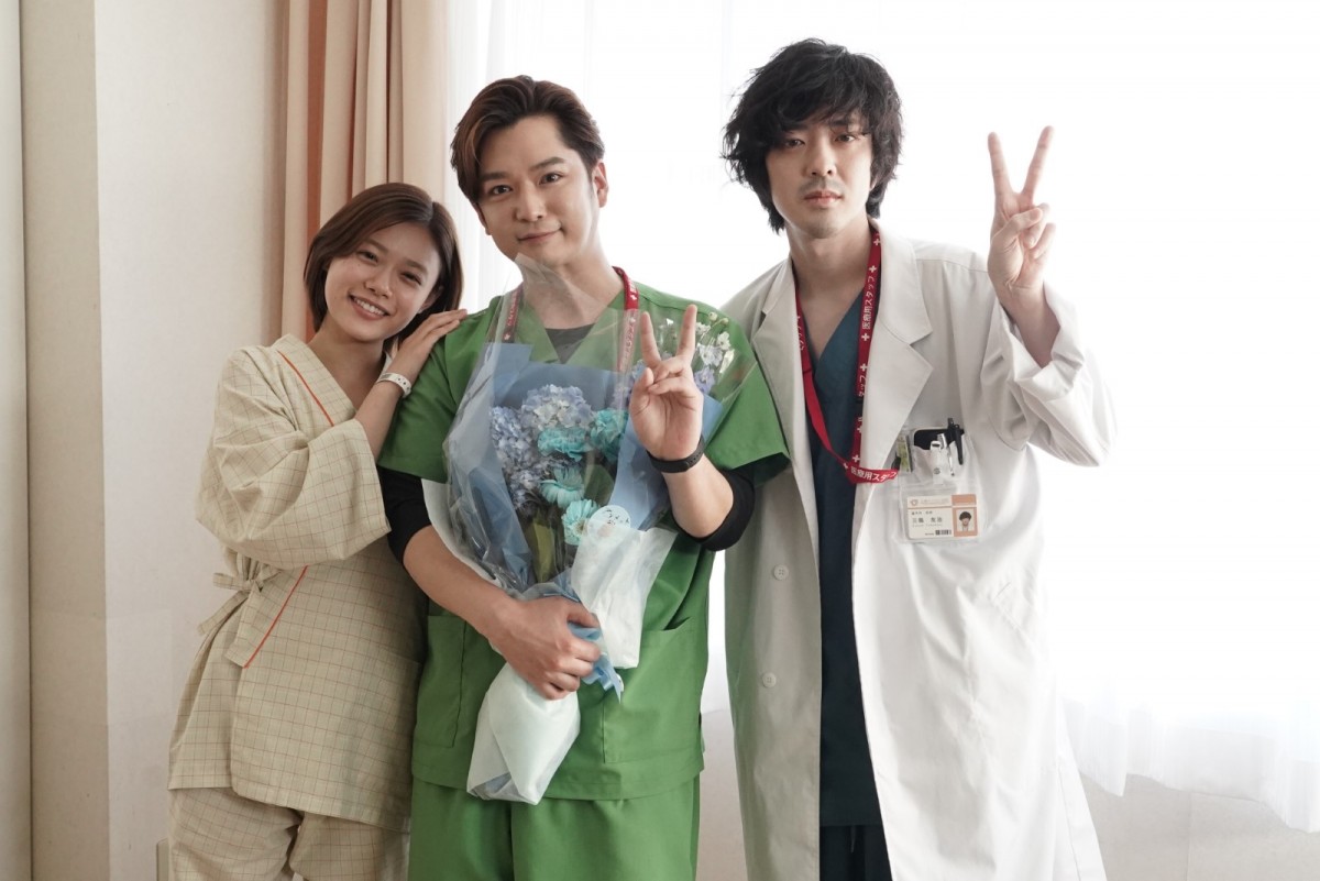 吉瀬美智子、生田絵梨花ら、『アンメット』クランクアップ！　主演・杉咲花も駆けつける