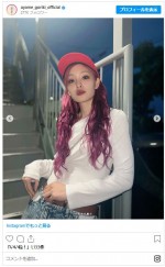 ピンクのロングヘア姿の剛力彩芽　※「剛力彩芽」インスタグラム