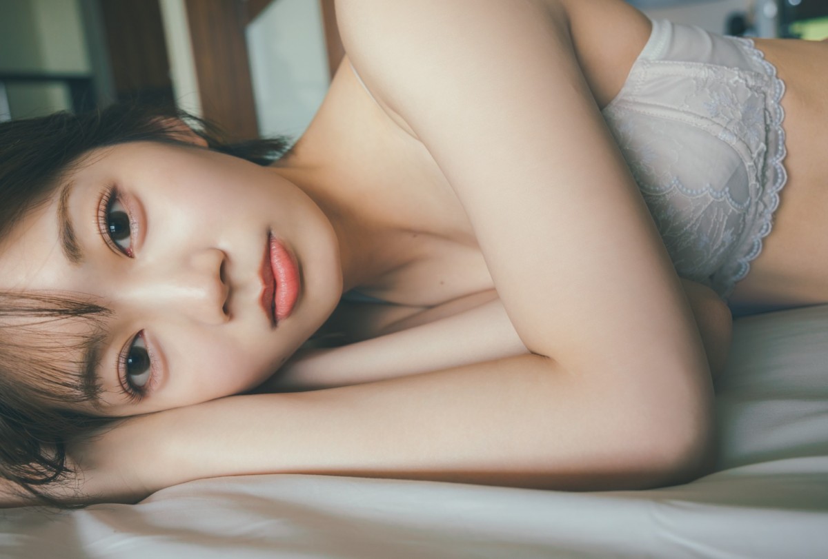日向坂46・高本彩花、プルメリアが浮かぶジャグジーでうっとり　初のお風呂カット解禁