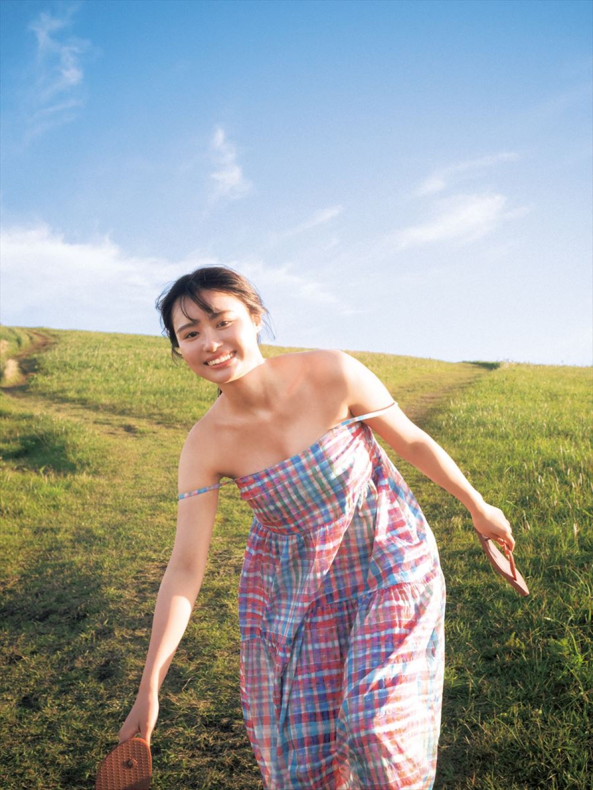 “清純正統派ヒロイン”長濱ねる、2年半ぶり表紙　ガチ一般人の女子大生グラビアも！