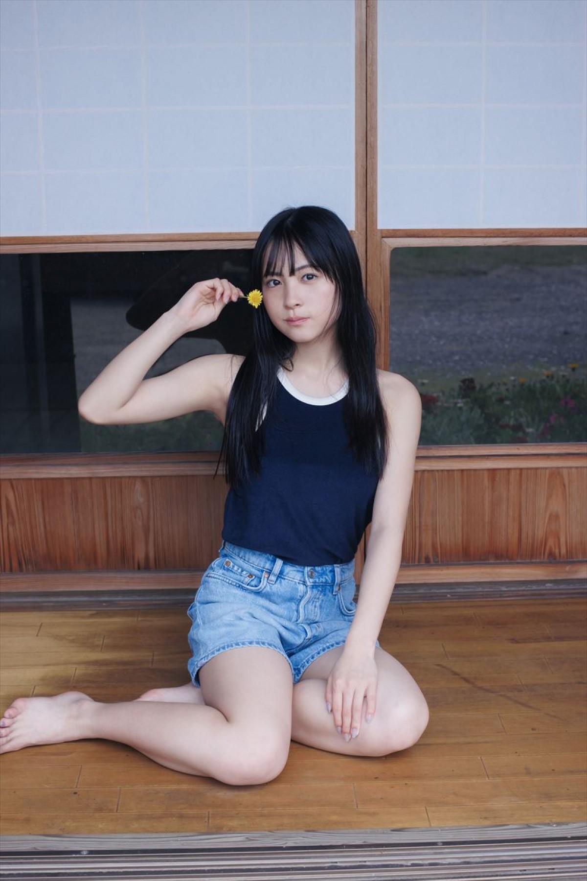 16歳“地方アイドル美少女”、初グラビア　海辺の制服姿も