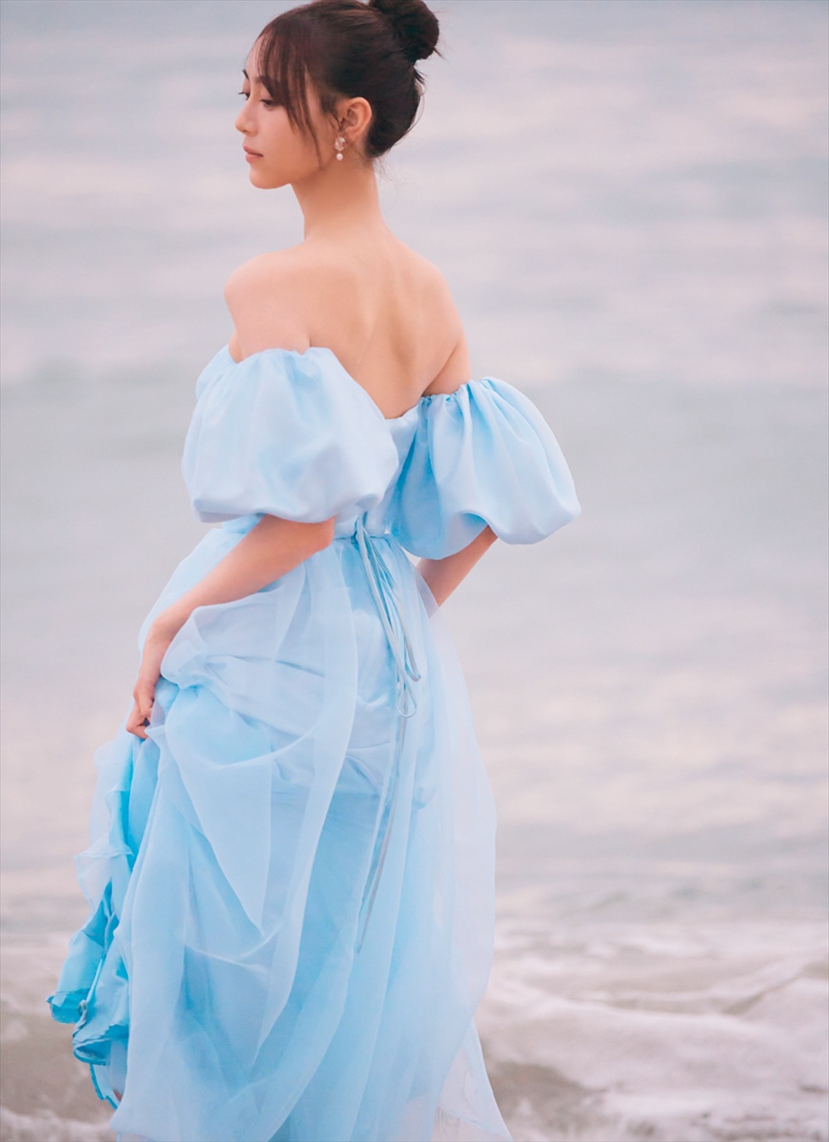 乃木坂46・弓木奈於、シーツのすきまから美脚がチラリ　1st写真集よりベッドカット解禁