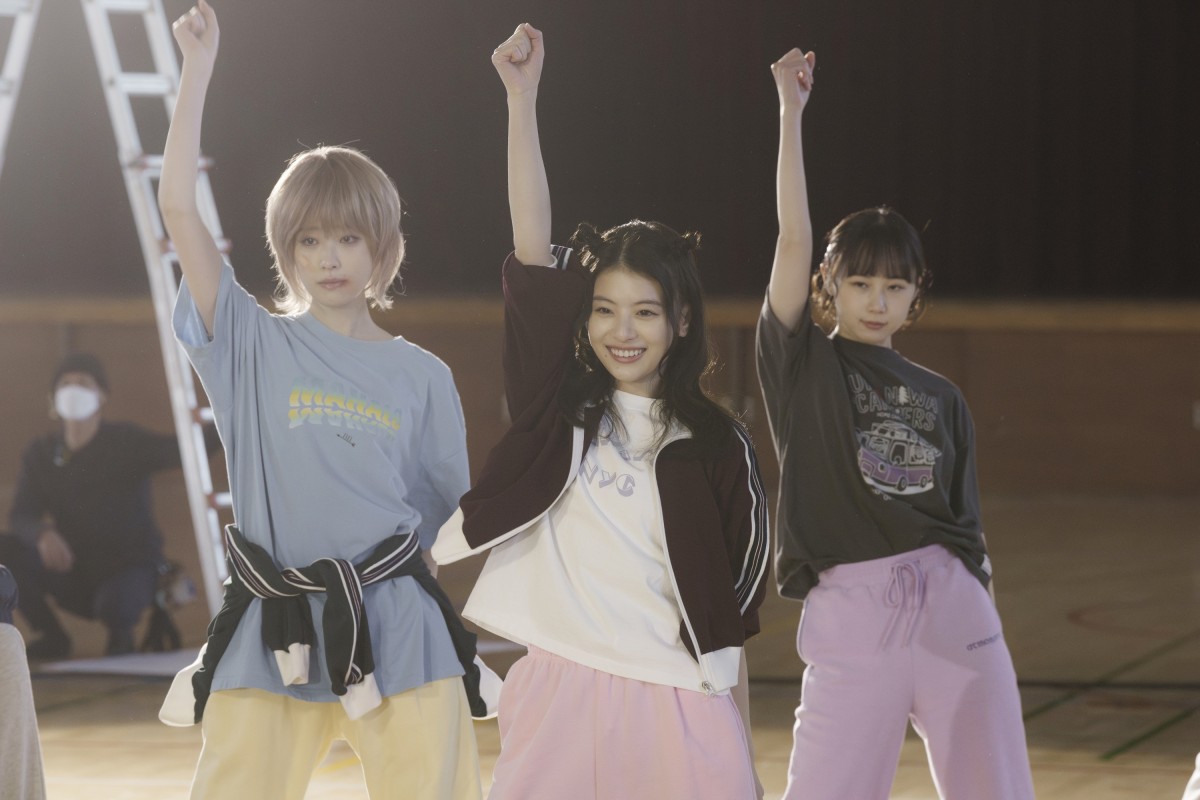 出口夏希＆高橋ひかるの友情がアツい！　『赤羽骨子のボディガード』メイキングカット公開