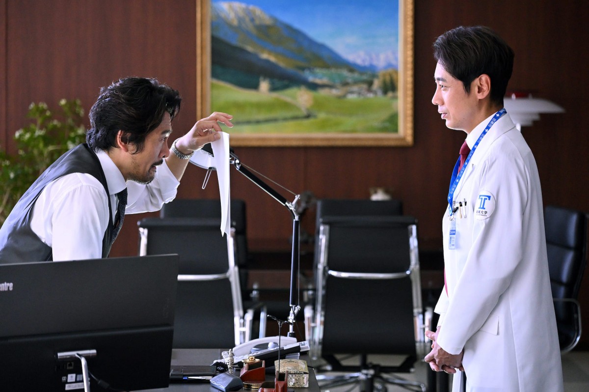 『ブラックペアン シーズン2』第8話　“天城”二宮和也、渡海の仮眠室で1枚の写真を発見