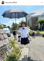 心霊現象に見えなくもない新井美羽のオフショット　※「新井美羽」インスタグラム