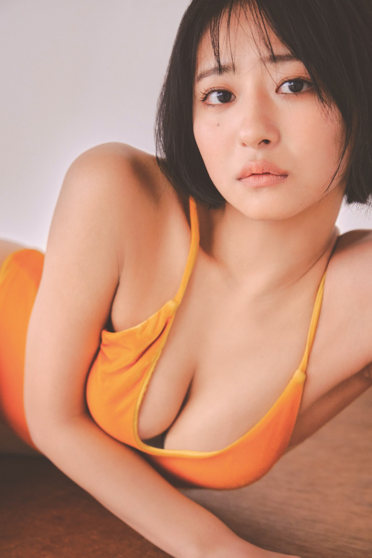 20歳・声優美女、健康的な太ももまぶしい“極上カット”