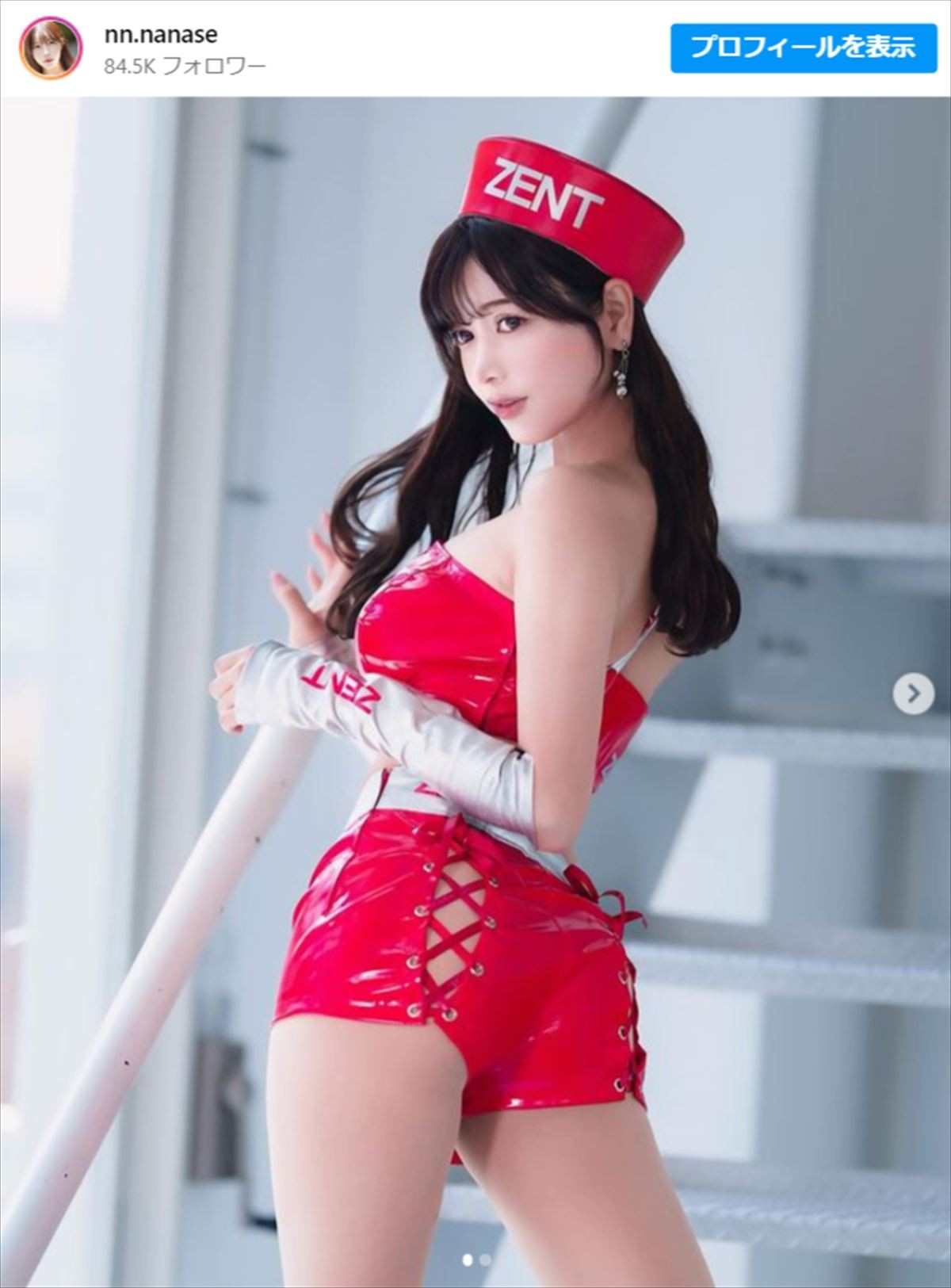 「スタイル抜群」“大型バイク女子”グラドル24歳、圧倒的な“美脚”ショットに「超かっこいい」