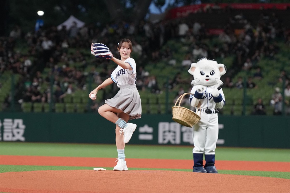 森香澄、ポニテ＆ミニスカ姿でマウンドに降臨！　ノーバン投球できず「リベンジしたい」
