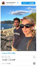 アーロン・テイラー＝ジョンソン、妻とのバカンス写真公開でバキバキの腹筋を披露※「Aaron Taylor‐Johnson」インスタグラム