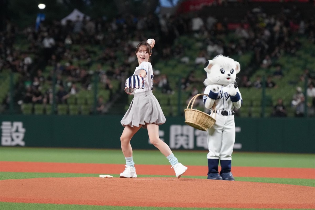 森香澄、ポニテ＆ミニスカ姿でマウンドに降臨！　ノーバン投球できず「リベンジしたい」