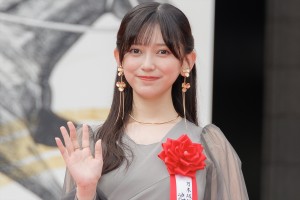 乃木坂46・池田瑛紗、JRA70周年特別展示「世界一までの蹄跡」テープカットセレモニーに登場