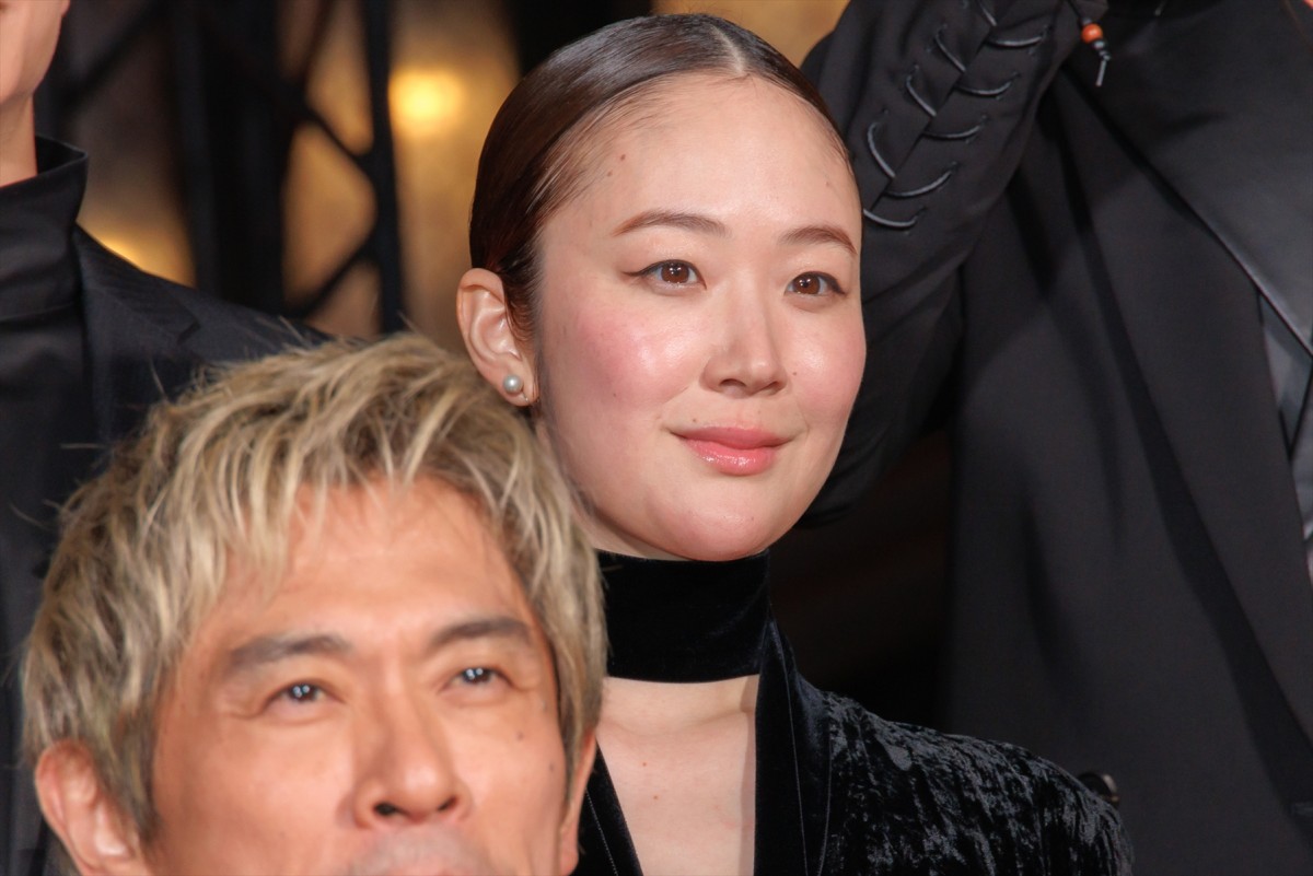 土屋太鳳、オフショルダードレスで登場　出演作公開に「胸がいっぱい」