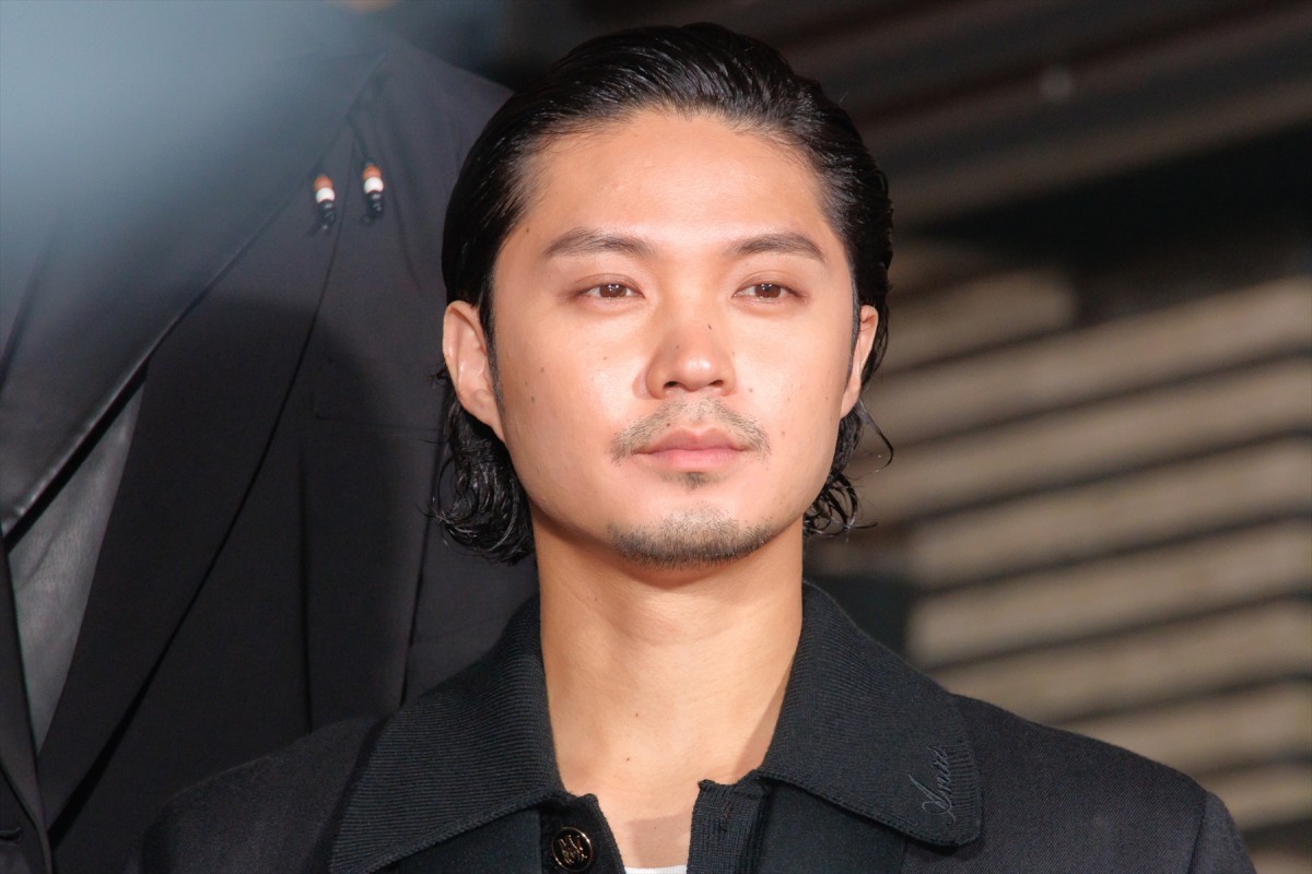 土屋太鳳、オフショルダードレスで登場　出演作公開に「胸がいっぱい」