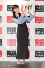 3rd写真集『うみの近く』発売記念会見を行った東雲うみ