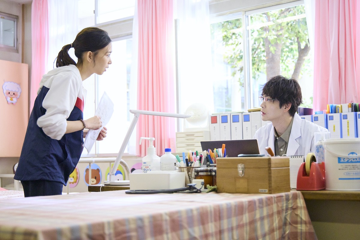 『放課後カルテ』第2話　“牧野”松下洸平、気胸を起こした男子児童の緊急処置を行う