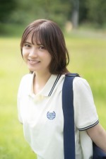 【写真】桃月なしこ、大自然で撮影　レアなメガネ姿や乗馬ショットも