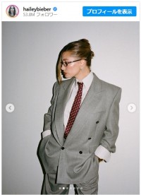 ヘイリー・ビーバー、Rhodeのパーティ―にスーツ姿で登場！夫ジャスティン、親友ケンダル＆カイリーもサポートに※「Hailey Bieber」インスタグラム	