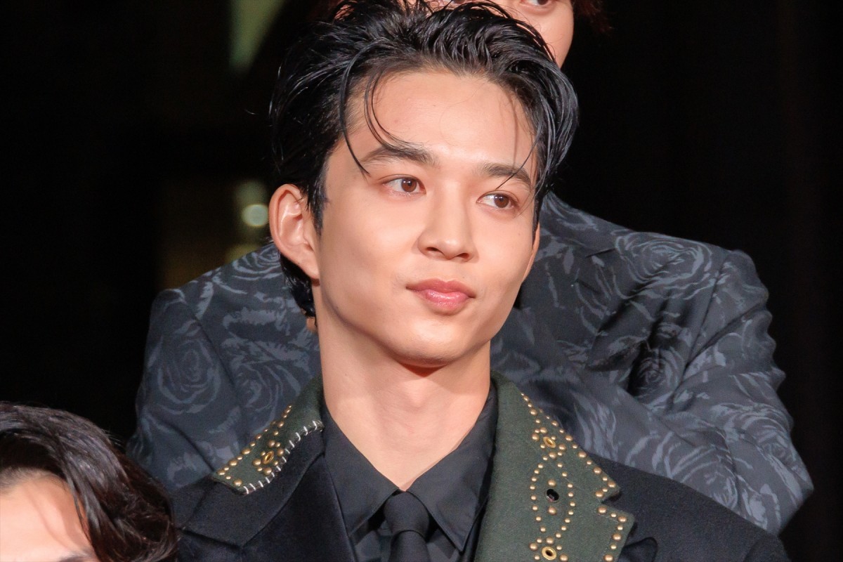 土屋太鳳、オフショルダードレスで登場　出演作公開に「胸がいっぱい」