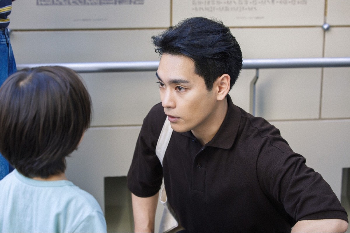 『ライオンの隠れ家』第2話　“洸人”柳楽優弥、“ライオン”佐藤大空のスマホに届いた2回目のメッセージを見る
